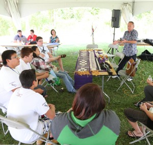 Maurice Switzer, Union of Ontario Indians Communications Director, gives his Ajijaak (Crane) Clan teachings on wampum belts.     – Photo by Stan Wesley